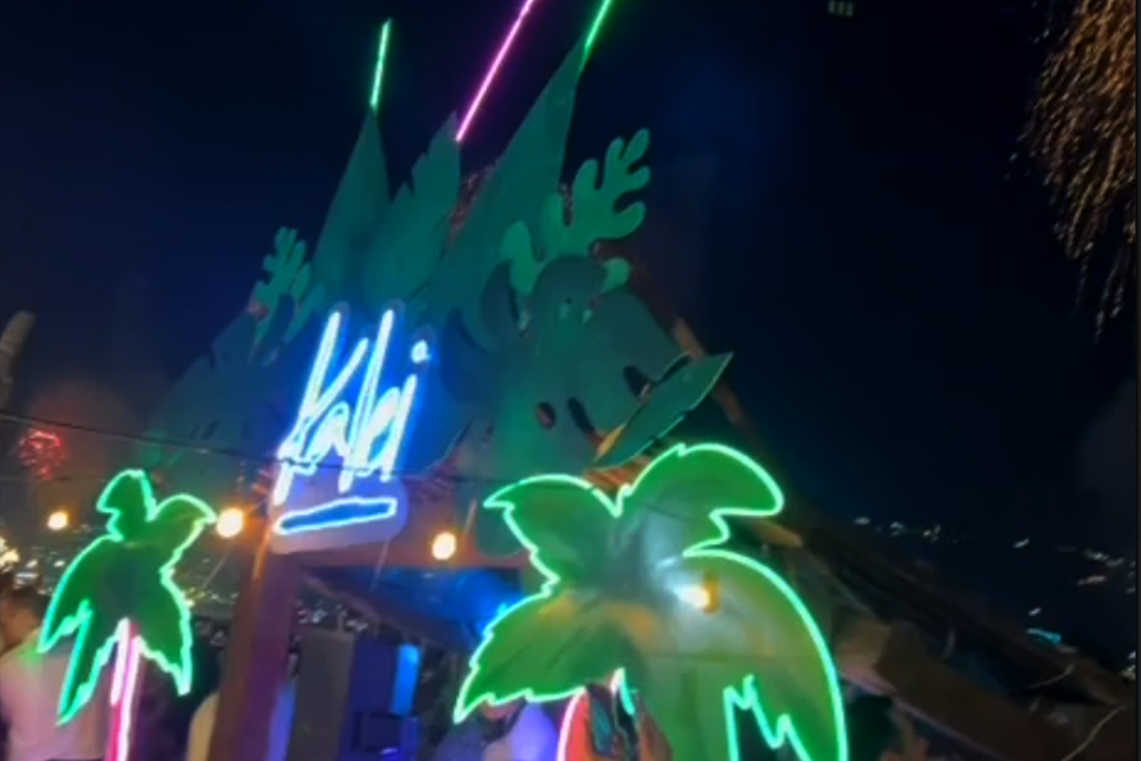 Vista espectacular del show de pirotecnia en la bahía de Acapulco